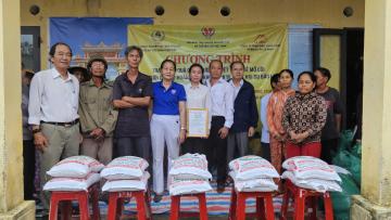 Hội khuyết tật và trẻ mồ côi Việt Nam trao 270 triệu cho bà con khuyết tật Huế